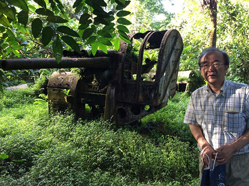 2014年7月ミクロネシアのポンペイ島ソケス・リッジの旧日本軍砲台と筆者