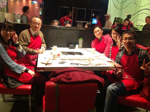 北京の海底撈で北京外国語大学の教え子の学生たちと食事